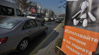 Звук от катастрофа напомня колко са важни коланите и на задните седалки