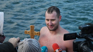 Фотогалерия: 27-годишен плувец "спаси" кръста във Варна