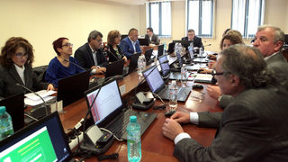 Гешев с две дами <span class="highlight">заместници</span>, предстои още един избор
