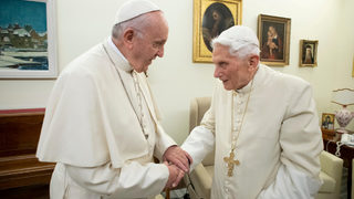 Седем години след оттеглянето си Бенедикт XVI подхранва сагата за "двамата папи"
