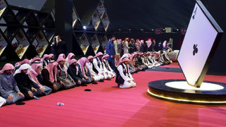 Фотогалерия: Жени играят карти в Саудитска Арабия