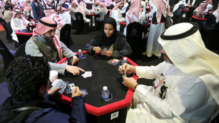 Фотогалерия: Жени играят карти в Саудитска Арабия