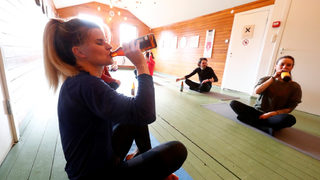Фотогалерия: Върви ли йогата с бира