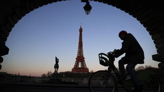 Сметосъбирачите поддържат Париж чист въпреки риска от коронавирусa