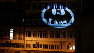 Снимка на деня: Батман с медицинска маска в Русия