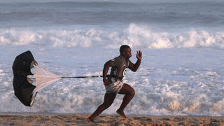 Фотогалерия: <span class="highlight">Тренировка</span> и разходка на плажа в Рио по време на пандемия