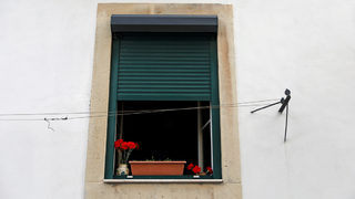 Португалците празнуваха Революцията на карамфилите с цветя по балконите