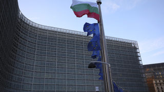 Видео: Европейските <span class="highlight">посланици</span> поздравяват България с Деня на Европа