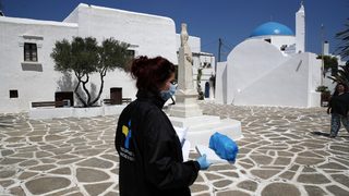 Гърция ще допуска туристи от всички страни, но с карантина за някои