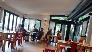 Ден първи: заведенията на закрито сами написаха правилата и отвориха
