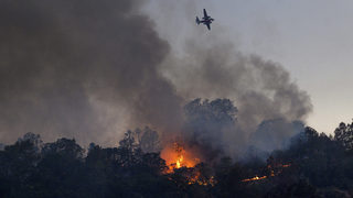 Снимка на деня: <span class="highlight">Пожар</span> доведе до евакуация в Северна Калифорния