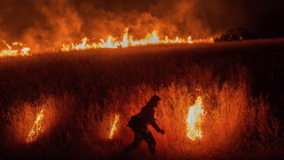 Снимка на деня: <span class="highlight">Пожар</span> доведе до евакуация в Северна Калифорния