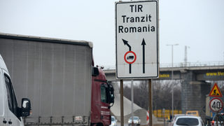 Камиони, чакащи за "<span class="highlight">Дунав</span> <span class="highlight">мост</span>", блокираха подстъпите към Русе