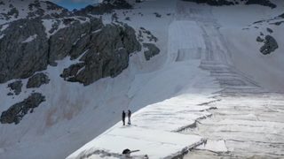 <span class="highlight">Ледник</span> в Италия е покрит със 100 000 кв. м плат, за да се намали топенето