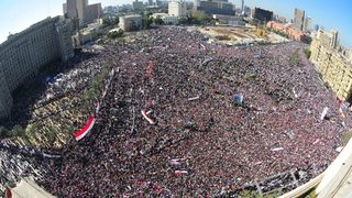 Със сфинксове, обелиск и охрана Египет преобрази "площада на революцията"