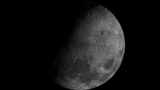 Луната ръждясва, най-вероятно под влияние от Земята