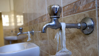 Откриване на топлата <span class="highlight">вода</span>. Как учениците в българските училища си мият ръцете