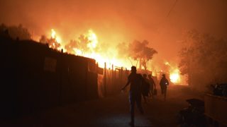 Пожар изпепели гръцки лагер, приютил над 12 хил. мигранти
