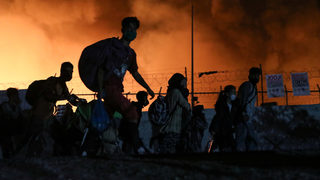 Снимка на деня: Най-големият бежански лагер на остров Лесбос изгоря