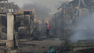 Снимка на деня: Най-големият бежански лагер на остров Лесбос изгоря