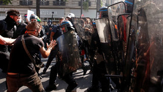Протестът на "жълтите жилетки" се завърна в Париж със сблъсъци и десетки арестувани