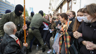 Полицията арестува десетки участници в антиправителствен протест в Беларус