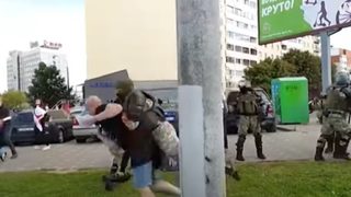 Как в Беларус арестуват протестиращи