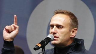 Навални вече не е на апарат за обдишване и може да става от леглото