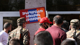 Армения ограничи напускането на страната, Азербайджан блокира социалните мрежи