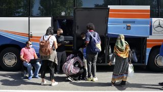 Един източногермански град иска бежанците, блокирани в Гърция