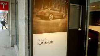 Автопилотът на "Тесла" получи ниски оценки за ангажираност на шофьора
