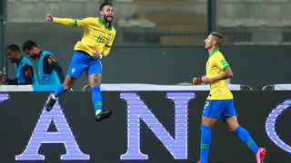 Снимка на деня: Неймар "прескочи" Роналдо при голмайсторите за Бразилия