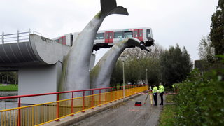 Снимка на деня: Скулптура на <span class="highlight">кит</span> спря метровлак да не падне в канал