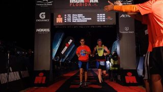 Подвигът на Крис Никич, който завърши триатлона Ironman със синдром на Даун