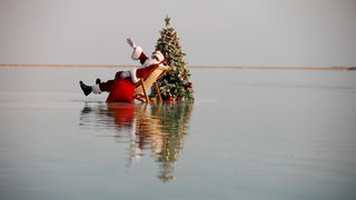 Снимка на деня: Коледно настроение в Мъртво море