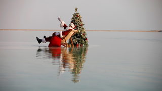 Снимка на деня: Коледно настроение в <span class="highlight">Мъртво</span> <span class="highlight">море</span>