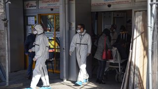 Тежък физически труд и 36-часово дежурство за 3000 лв. заплата за санитар в COVID отделение