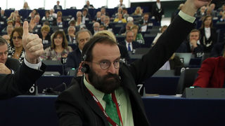 Унгарският евродепутат от секс партито в Брюксел напусна "Фидес", Орбан го осъди