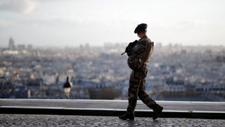 Франция планира "технологично подобрени войници"