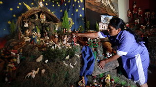 Снимка на деня: Боливийско семейство събира Коледа в една стая