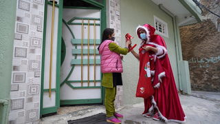 Фотогалерия: Необичаен дядо Коледа за радост на децата в <span class="highlight">Мосул</span>