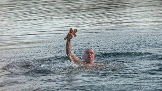 Фотогалерия: Инструктор по водно спасяване извади кръста от езерото в "Дружба"