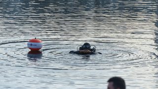 Фотогалерия: Инструктор по водно спасяване извади кръста от езерото в "Дружба"