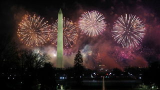 Пищни фойерверки озариха небето на Вашингтон в чест на новия президент
