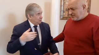 Снимка на деня: Борисов изпрати руския посланик по дънки и блузка