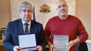 Снимка на деня: Борисов изпрати руския посланик по дънки и блузка