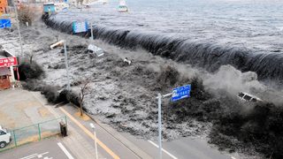 Земетресение, цунами, ядрена авария: Какво заснеха камерите в Япония на 11 март 2011 г.