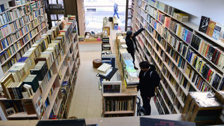 Животът на книгите в пандемия: бумът в онлайн продажбите не измести книжарниците