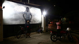 Снимка на деня: Портрети на <span class="highlight">Марадона</span> по улиците на Буенос Айрес