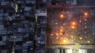 Снимка на деня: <span class="highlight">Делхи</span> започна масова кремация заради новата вълна на COVID-19